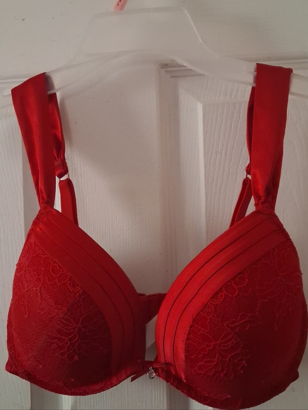 GILLIAN & O'MALLEY - Women's Red Lace Floral Lightly Padded Bra. Size 36D
